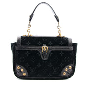 Koop nu de Limited edition Velours Irvine Satchel op www.labellov.com aan de beste prijs.