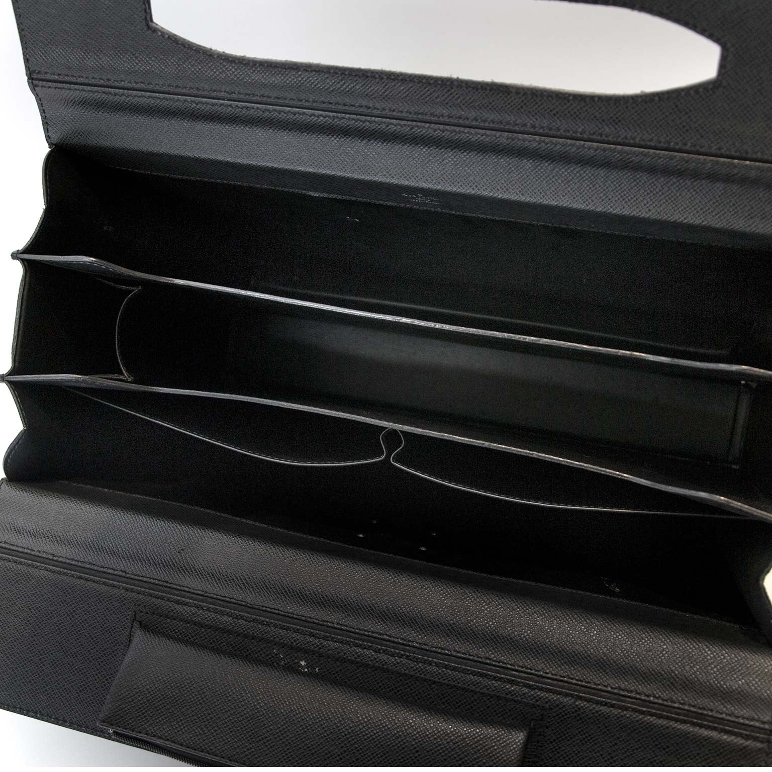 koop veilig Louis Vuitton Vintage Taiga Briefcase Pilot Case Oural Epicea tegen goede prijs bij Labelliov in Antwerpen