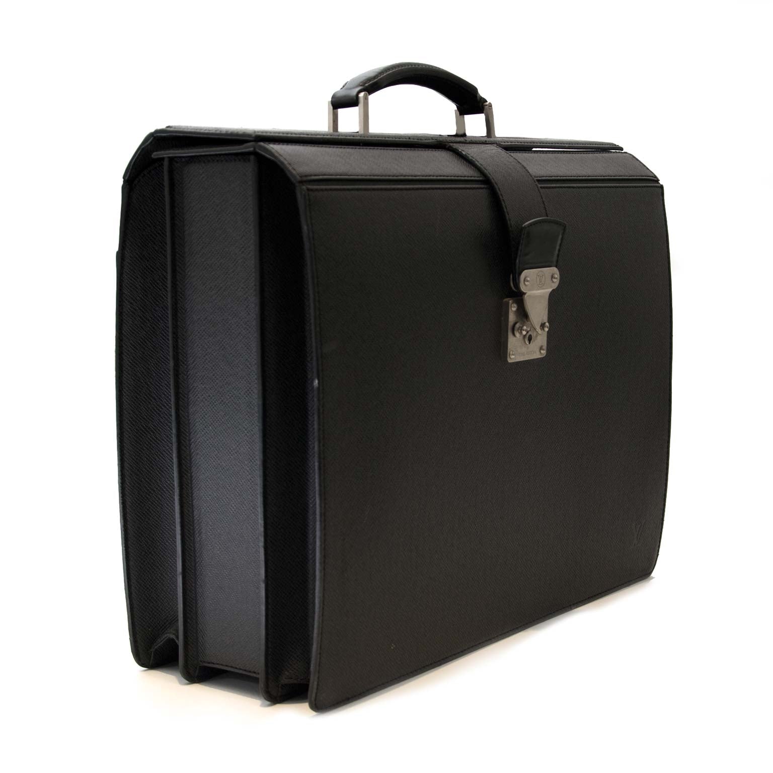 achetez en ligne Louis Vuitton Vintage Taiga Briefcase Pilot Case Oural Epicea pour le meilleur prix chez Labellov à Anvers