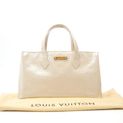 This Louis Vuitton Monogram Vernis Wilshire Boulevard Blanc Corail Top Handle Bag is now online at labellov.com.