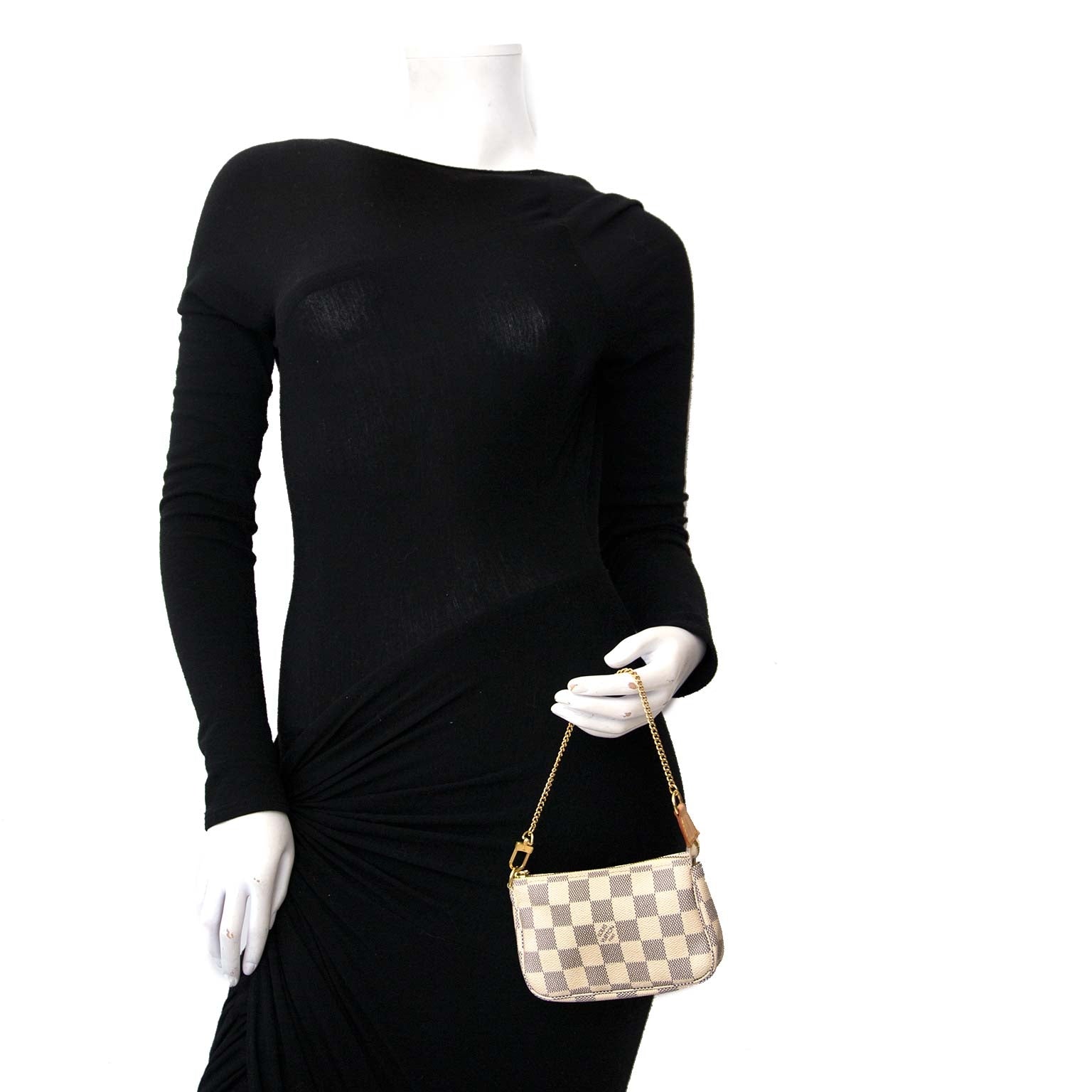 Louis Vuitton Damier Azur Mini Pochette Bag 'Buy authentic secondhand Louis Vuitton pochettes at the right price at LabelLOV, safe and secure online shopping. Koop authentieke tweedehands Louis Vuitton tasjes aan de juiste prijs bij LabelLOV.'