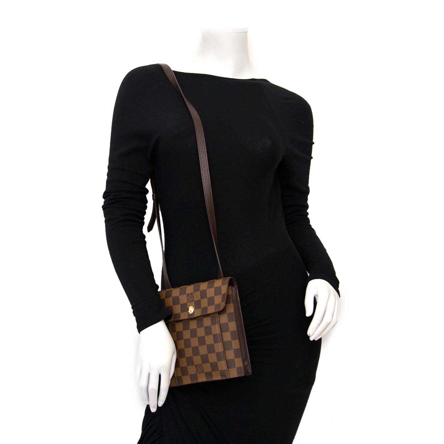 Louis Vuitton Damier Ebene pimlico Crossbody Bag Buy authentic designer Louis Vuitton secondhand bags at Labellov at the best price. Safe and secure shopping. Koop tweedehands authentieke Louis Vuitton tassen bij designer webwinkel labellov.