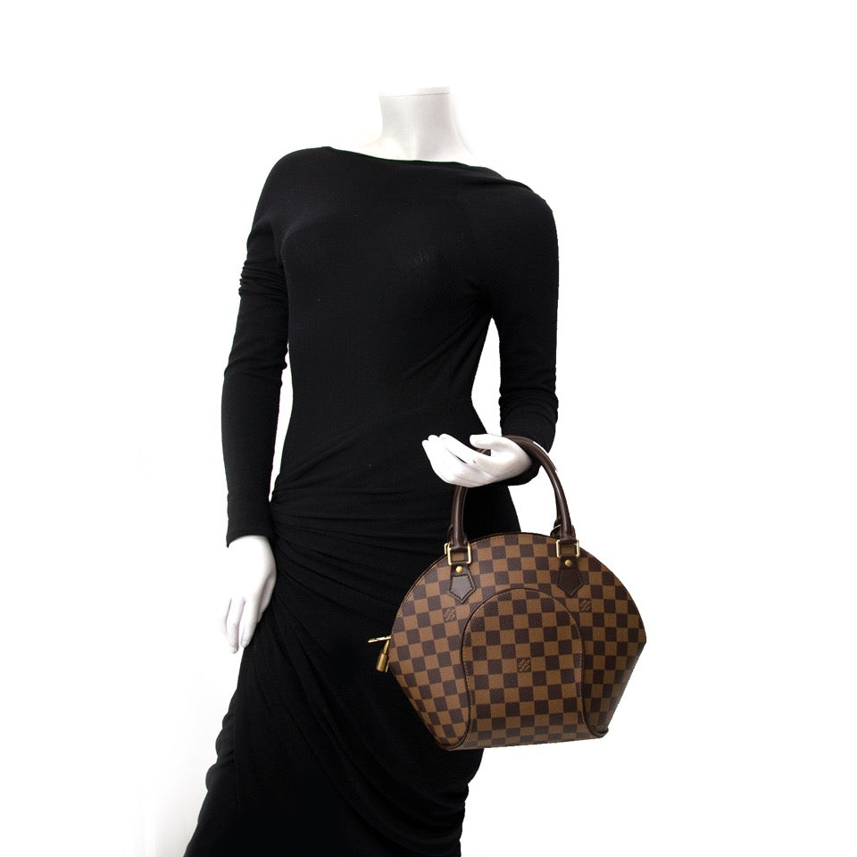 Buy now: the iconic bag Louis Vuitton Damier Ebene Ellipse, timeless beautiful bag for sale in Antwerp.