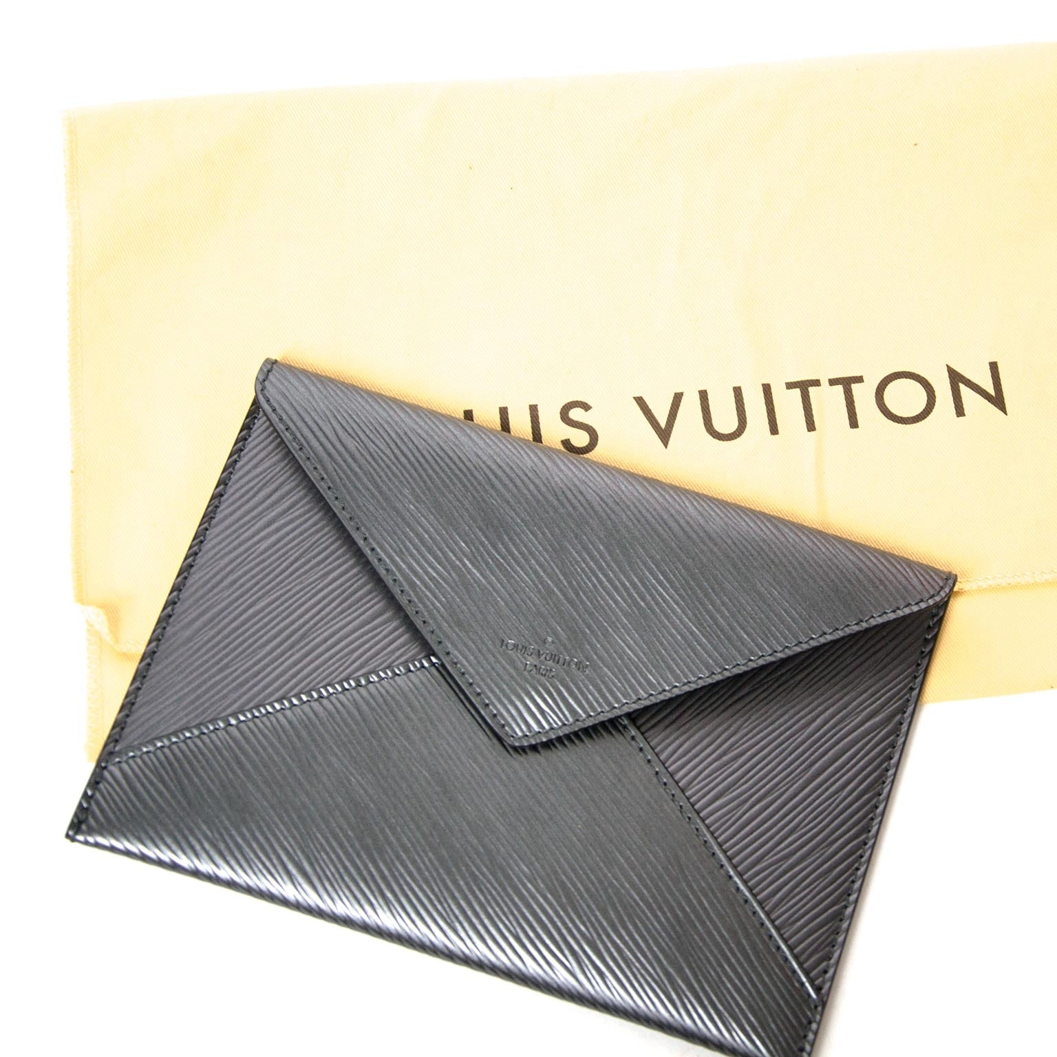 achetez Louis Vuitton Silver Epi Leather Envelope Pochette sur labellov.com et payez secure on ligne