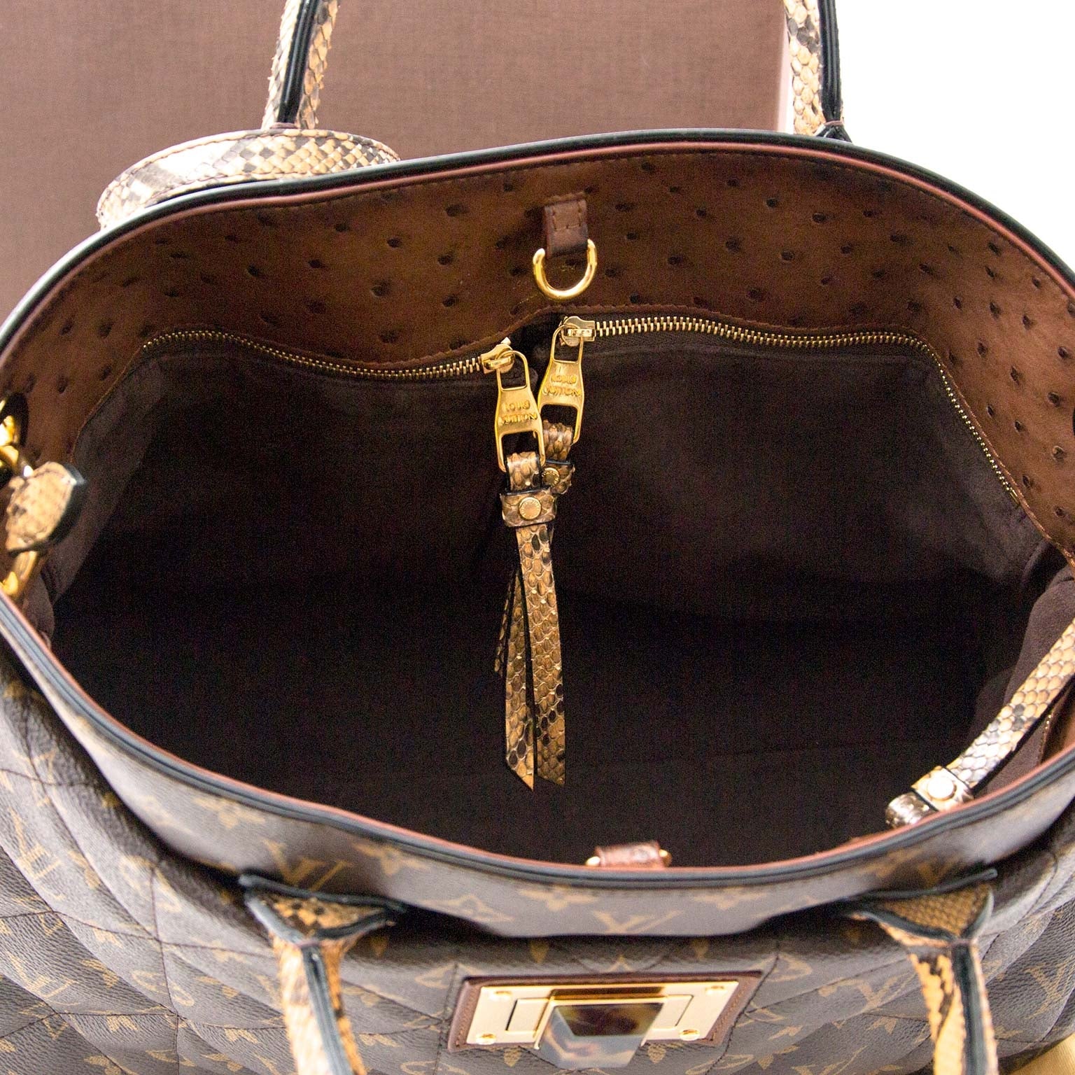 Koop online uw designer handtas bij Labellov in Antwerpen.