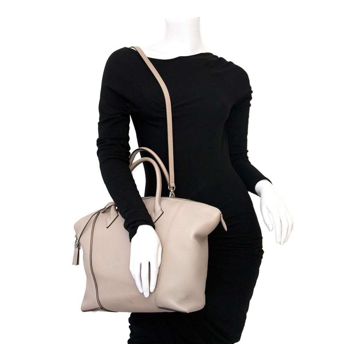 Koop authentieke tweedehands Louis Vuitton Galet Veau Cashemire Soft Lockit MM aan een eerlijke prijs bij LabelLOV. Veilig online shoppen.