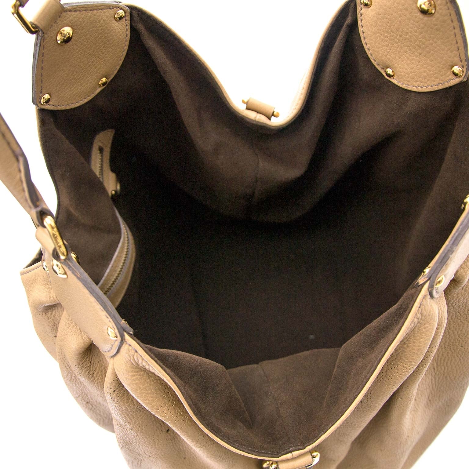 Louis Vuitton Mahina Beige Leather Perforated Monogram Large Hobo Bag Buy authentic designer Louis Vuitton secondhand bags at Labellov at the best price. Safe and secure shopping. Koop tweedehands authentieke Vuitton tassen bij designer webwinkel labellov
