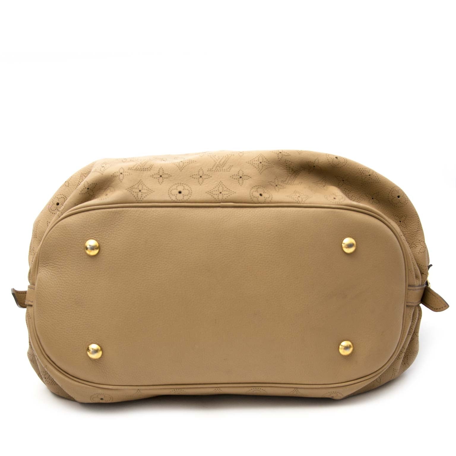 Louis Vuitton Mahina Beige Leather Perforated Monogram Large Hobo Bag Buy authentic designer Louis Vuitton secondhand bags at Labellov at the best price. Safe and secure shopping. Koop tweedehands authentieke Vuitton tassen bij designer webwinkel labellov
