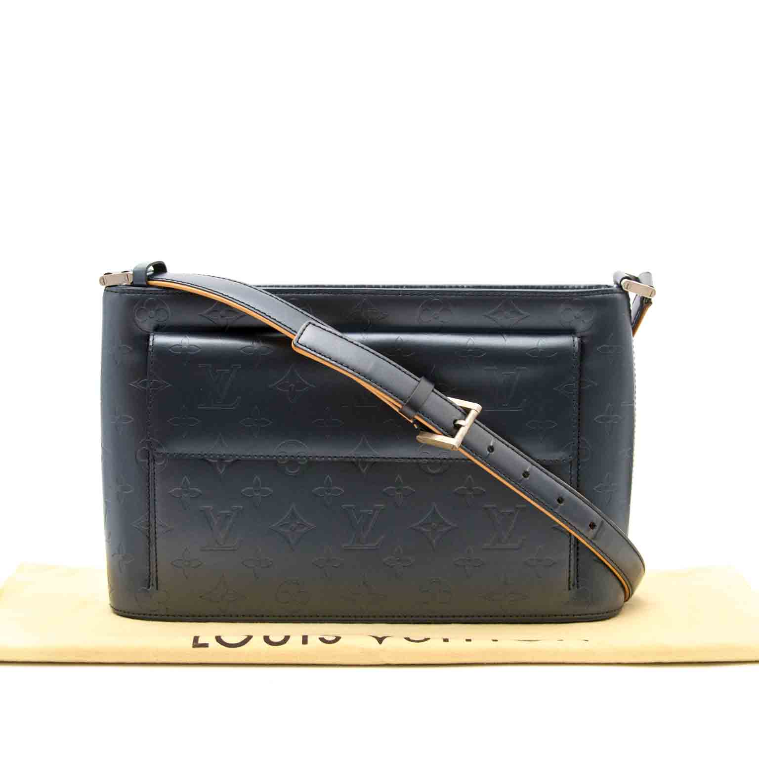 Koop nu de Louis Vuitton Metalgun Monogram Mat Alston Bag in Antwerpen, de leukste designer luxe handtassen zijn te koop bij Labellov, gevestigde waarde en modewinkel.