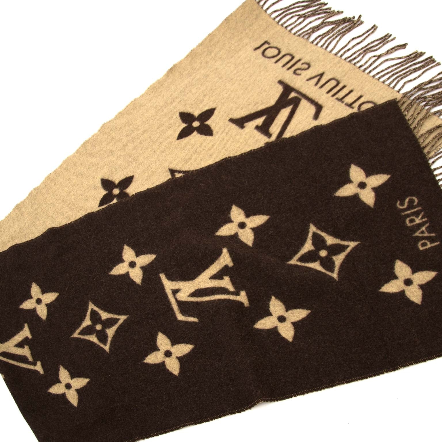 achetez Louis Vuitton Cashmere Monogram Scarf sur labelllov pour le meilleur prix