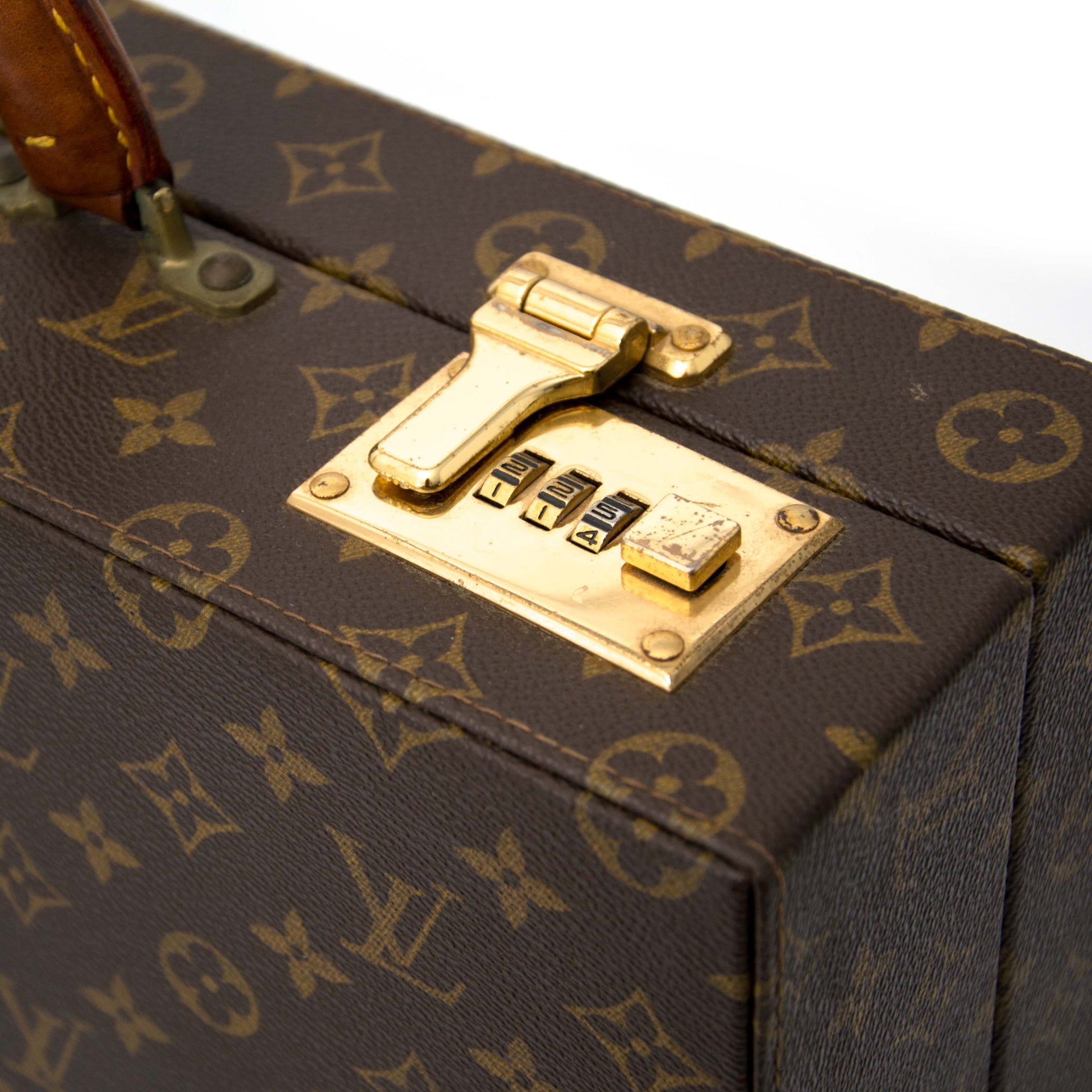 Bent u op zoek naar een 100% originele Louis Vuitton Monogram aktetas in vintage preloved conditie? Shop veilig bij Labellov.