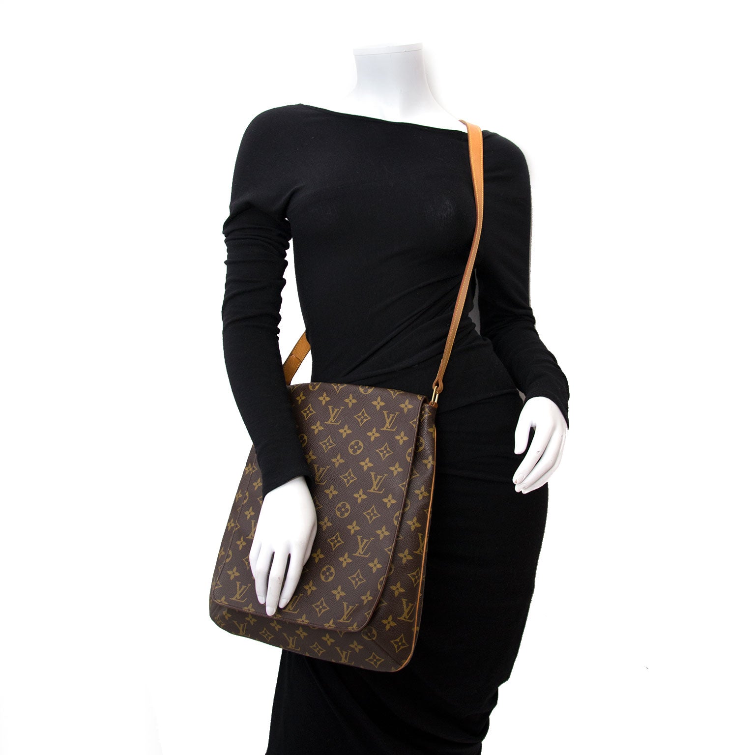 Buy a secondhand Louis Vuitton Monogram Musette Large Messenger at Labellov.com