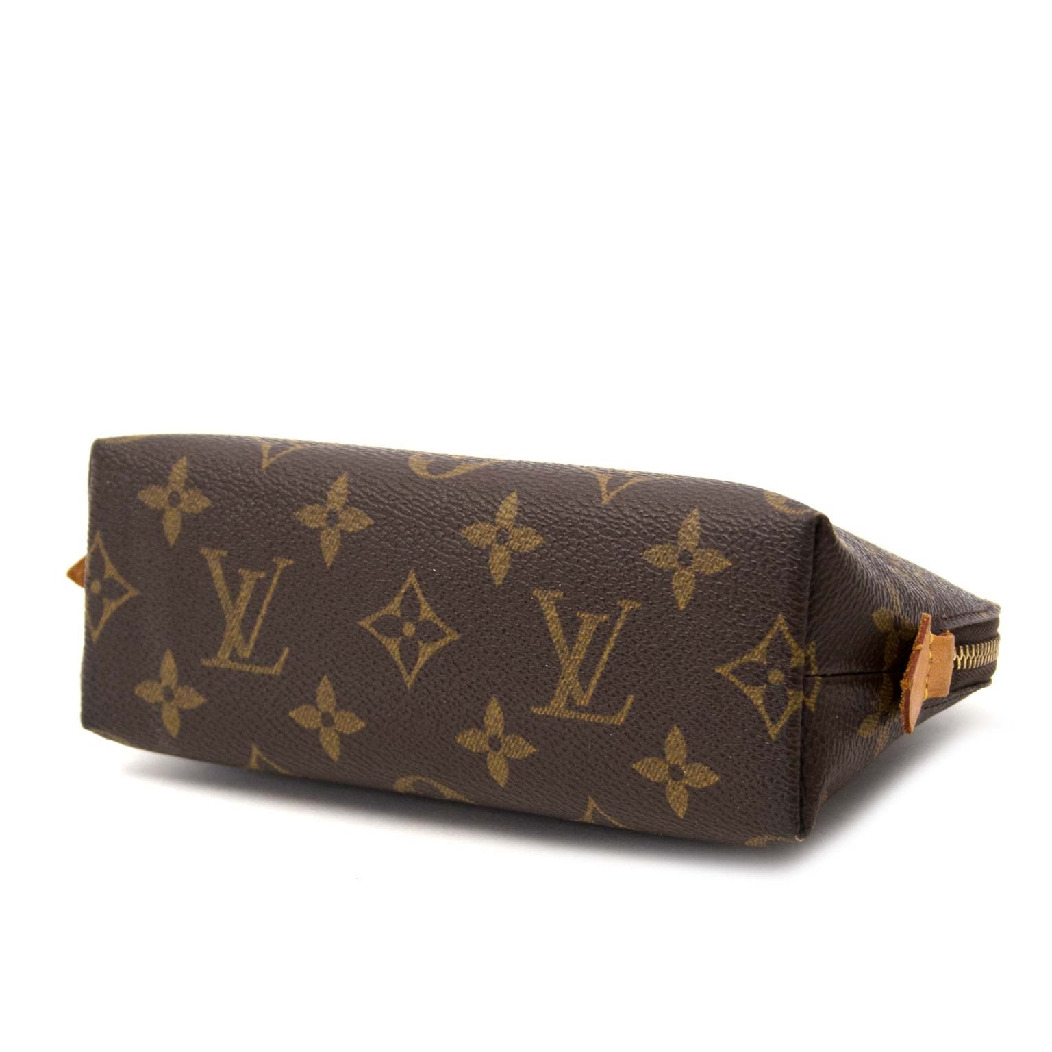 Louis Vuitton Monogram Travel Cosmetic Pouch Buy authentic designer Louis Vuitton secondhand bags at Labellov at the best price. Safe and secure shopping. Koop tweedehands authentieke Louis Vuitton tassen bij designer webwinkel labellov.