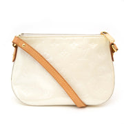 koop veilig online aan de beste prijs Louis Vuitton Perle Monogram Vernis Minna Street Crossbody Shoulder Bag