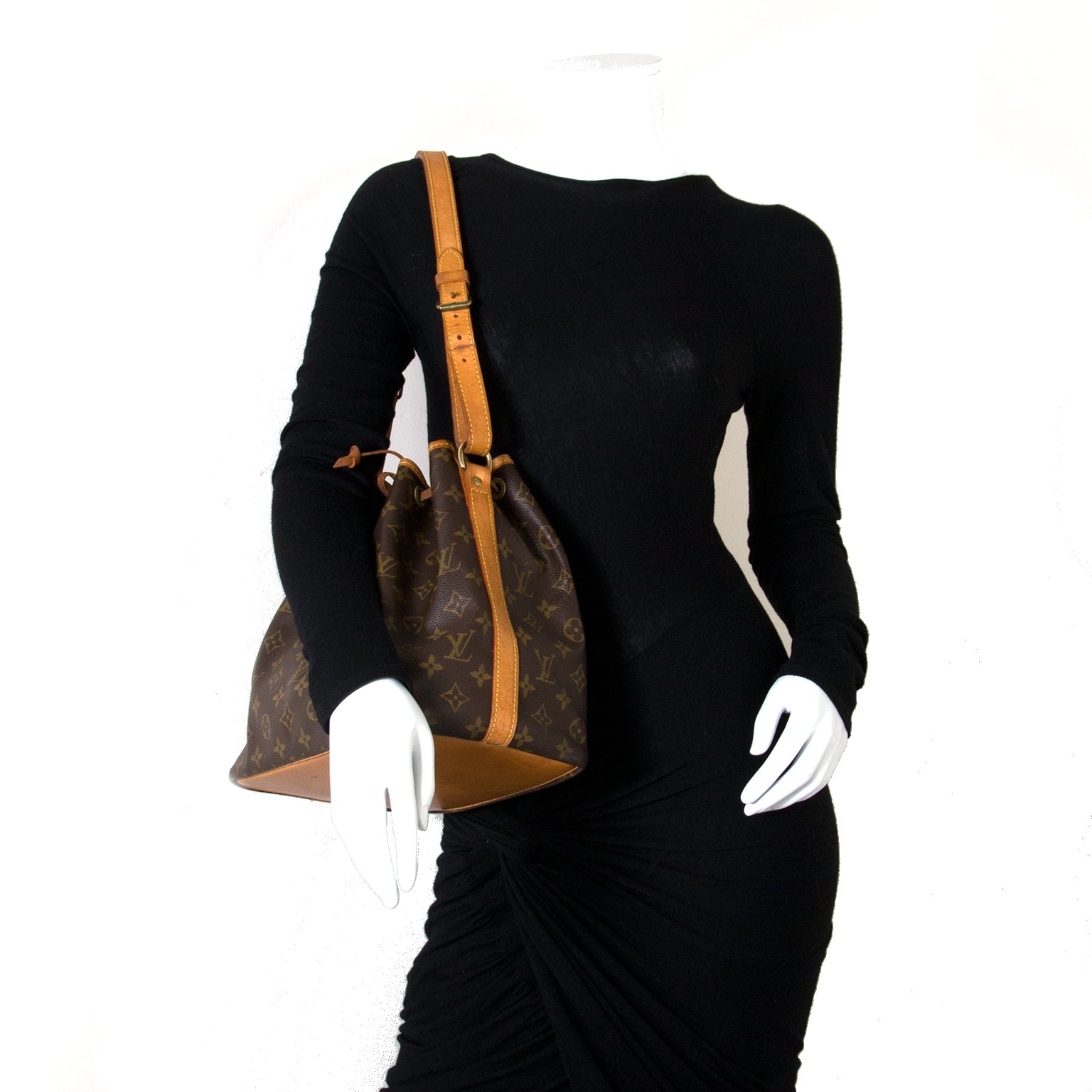 Louis Vuitton Monogram Noe Petite Bucketbag now for sale at labellov vintage fashion webshop belgium