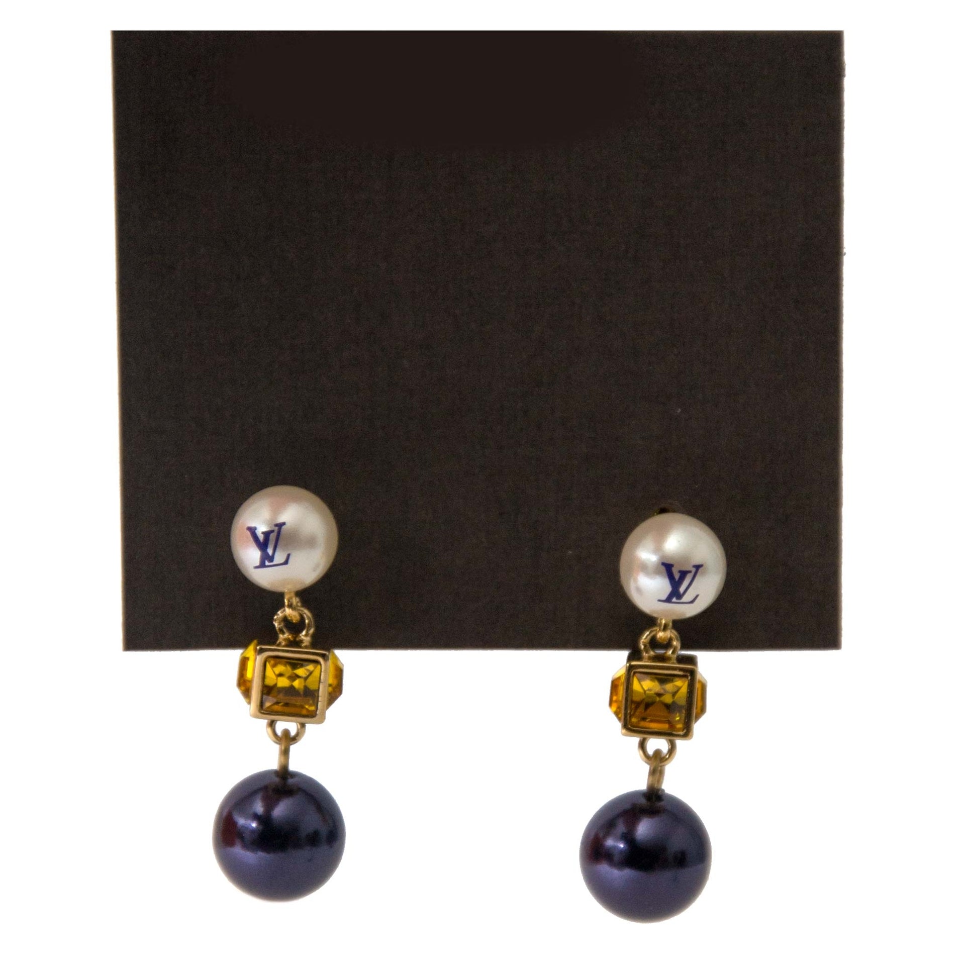 Louis Vuitton Pearl and Crystal Earrings for the best price available online at Labellov. Koop en verkoop uw authentieke designer oorbellen aan de beste prijs bij Labellov