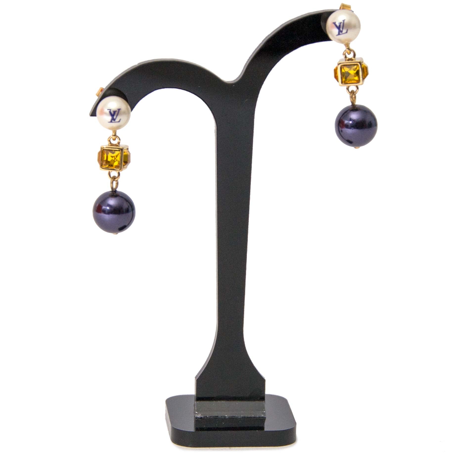 Louis Vuitton Pearl and Crystal Earrings for the best price available online at Labellov. Koop en verkoop uw authentieke designer oorbellen aan de beste prijs bij Labellov