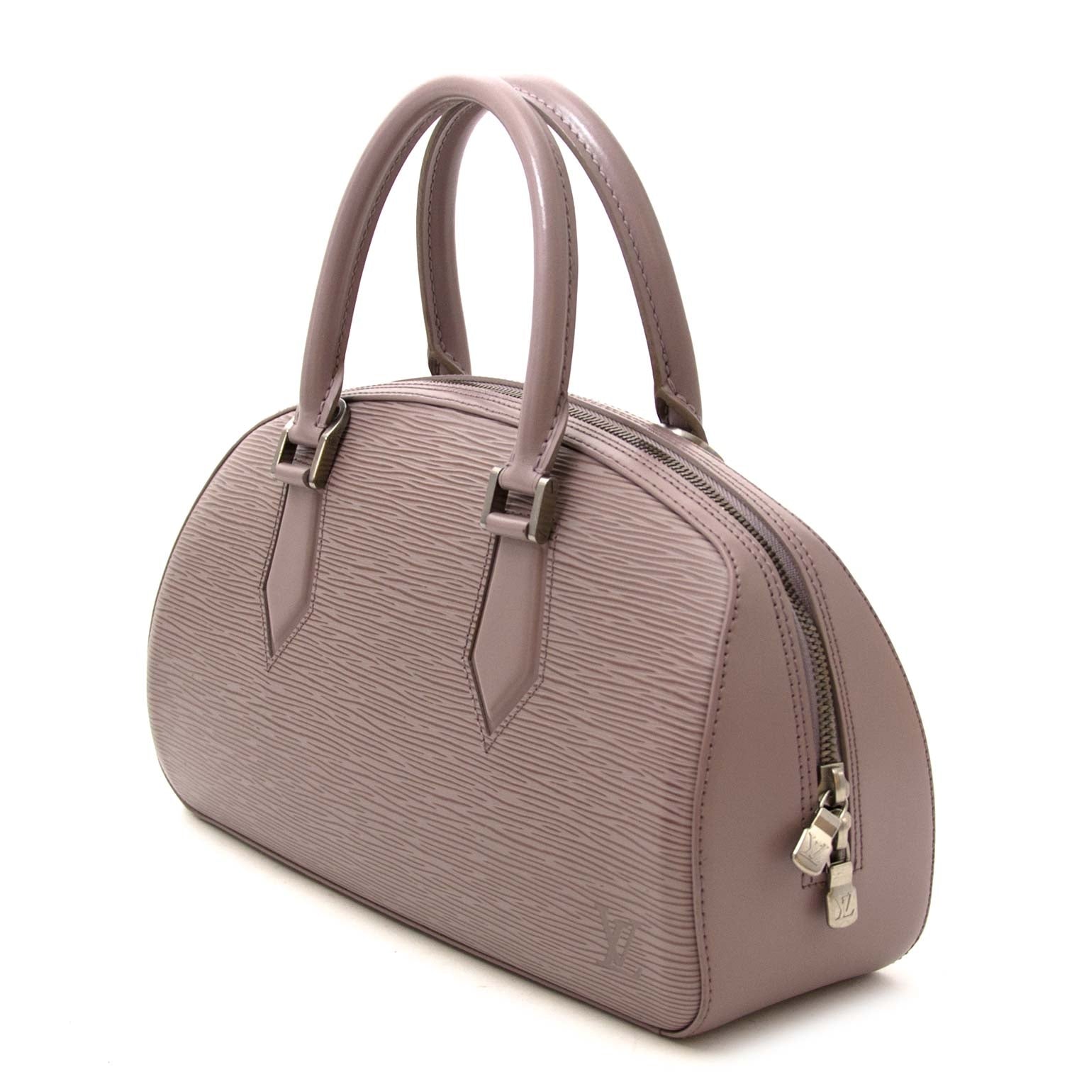 Labellov vintage fashion webshop sells authentic bags at lowest price