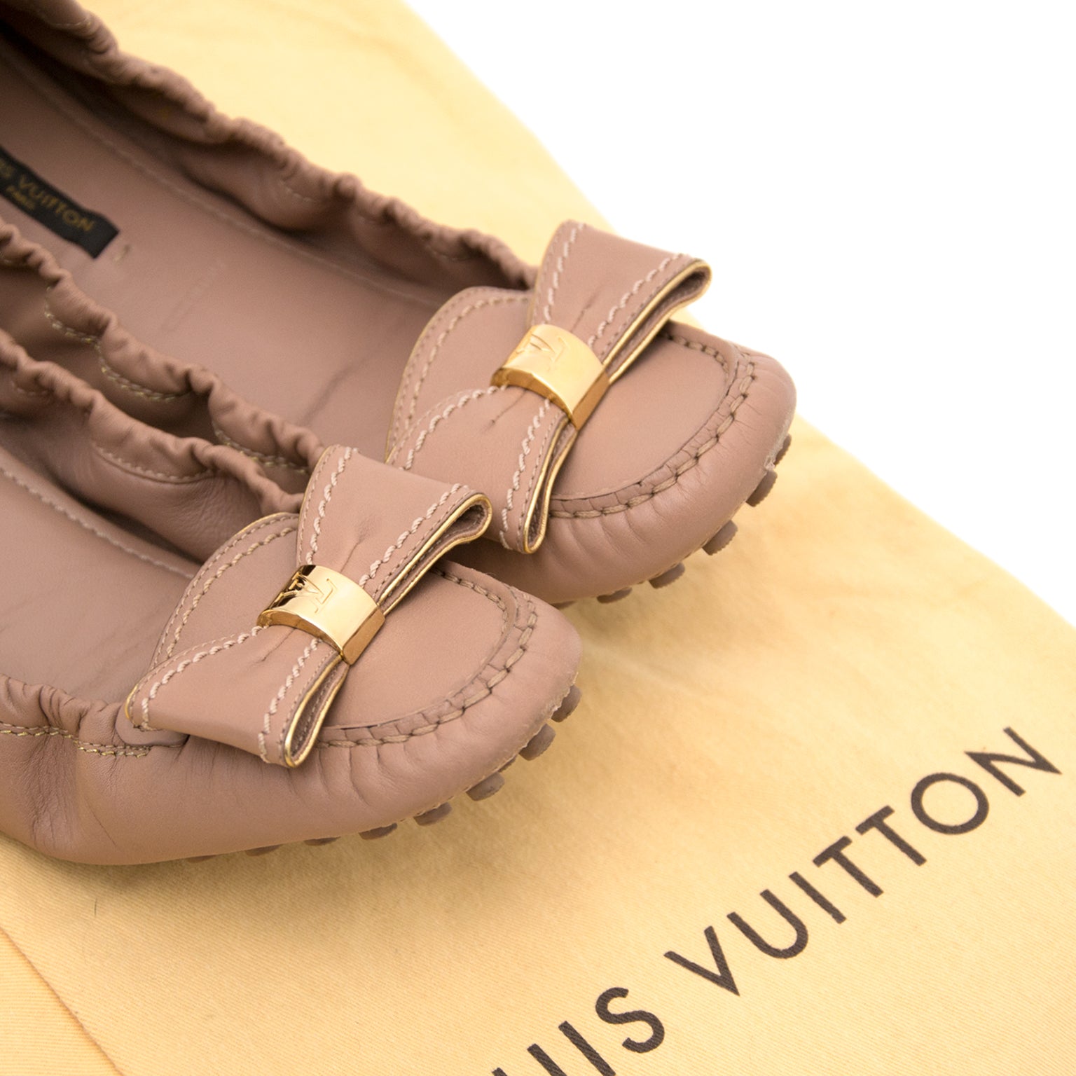 Bent u opzoek naar Louis Vuitton Poudre Bow Loafers - Size: 40?