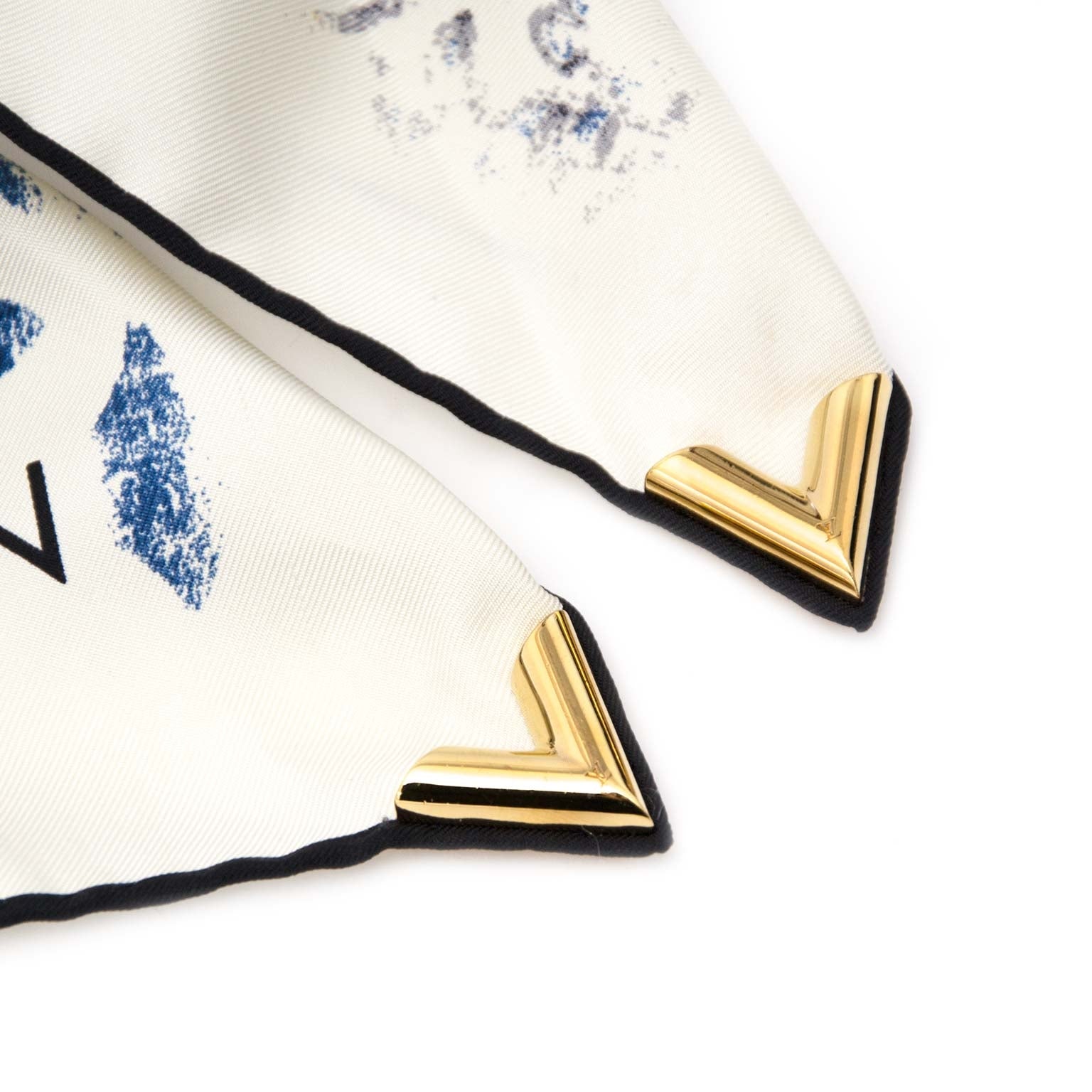 Louis Vuitton Blue & White Silk Monogram Floral Carré Scarf Buy authentic designer LV secondhand scarves at Labellov at the best price. Safe and secure shopping. Koop tweedehands authentieke Louis Vuitton sjaals bij designer webwinkel labellov