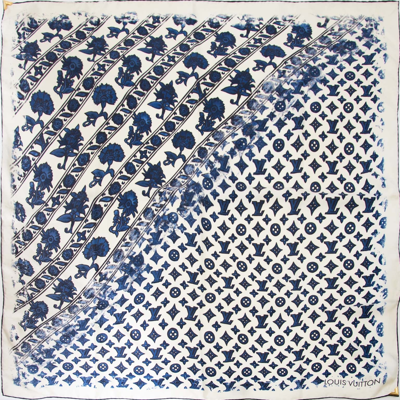 Louis Vuitton Blue & White Silk Monogram Floral Carré Scarf Buy authentic designer LV secondhand scarves at Labellov at the best price. Safe and secure shopping. Koop tweedehands authentieke Louis Vuitton sjaals bij designer webwinkel labellov