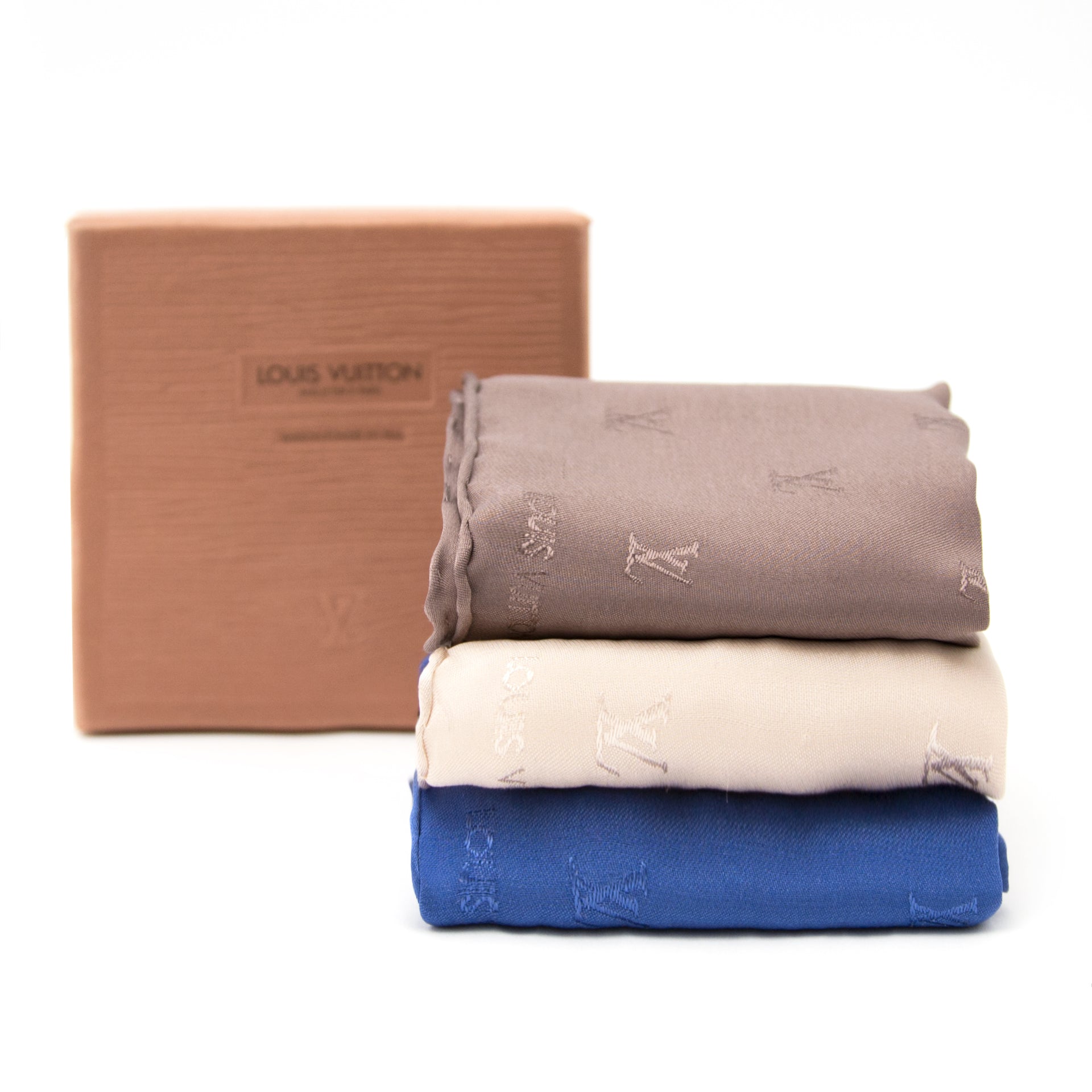 Bent u opzoek naar een Louis Vuitton Silk Pocket Monogram Square Set?
