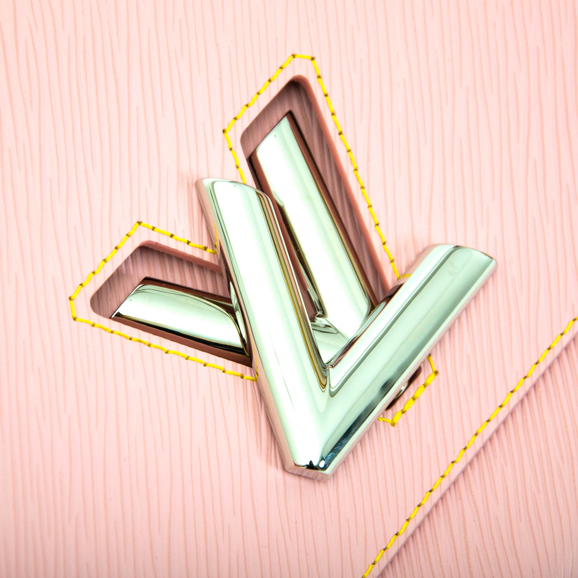 koop online aan de beste prijs Louis Vuitton Baby Pink Twist MM