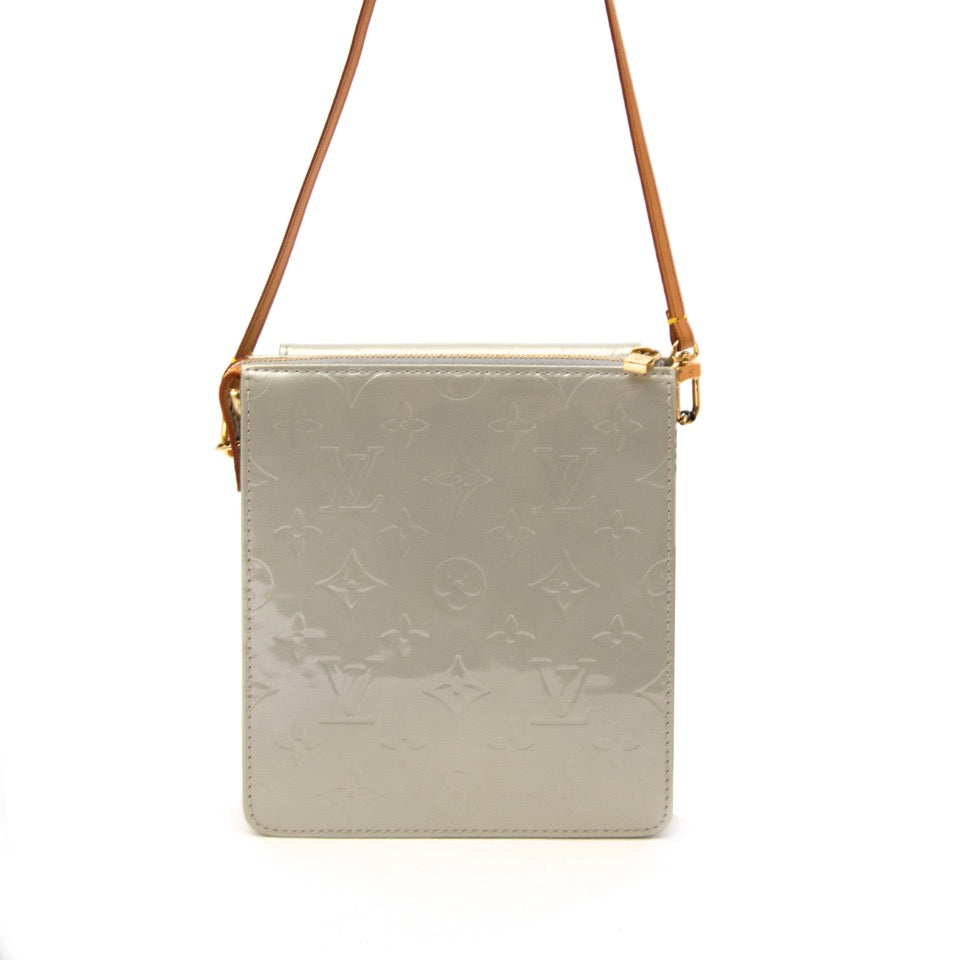 Authentieke Louis Vuitton Mott Patent Leather Gris Monogram Handbag voor de juiste prijs bij LabelLOV vintage webshop. Veilig online winkelen. Luxe, vintage, mode. Antwerpen, België.