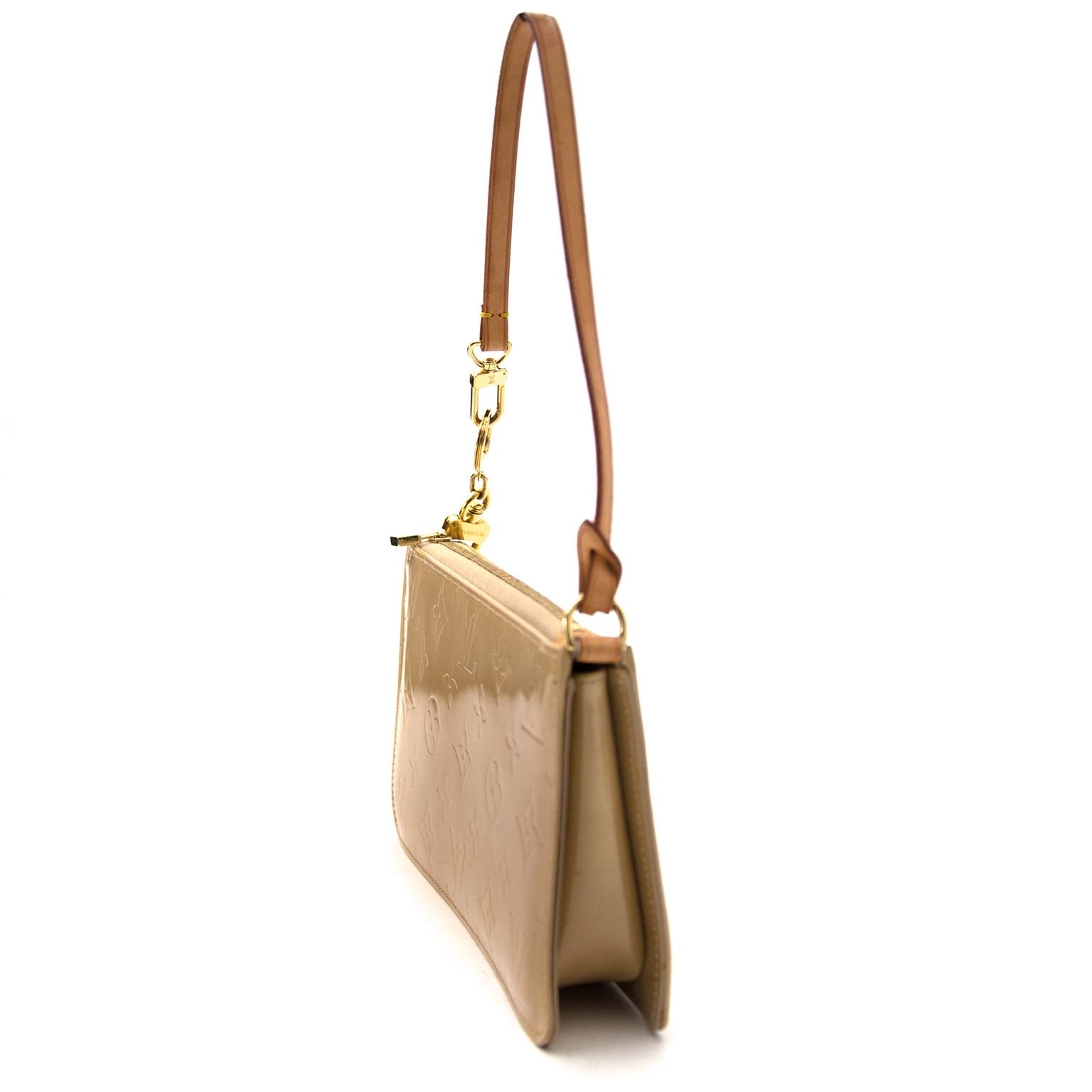Louis Vuitton Beige Vernis Lexington Pochette Buy authentic secondhand Louis Vuitton bags at the right price at Labellov vintage designer webshop. Safe and secure online shopping. Koop authentieke tweedehands Louis Vuitton tassen bij LabelLOV webwinkel