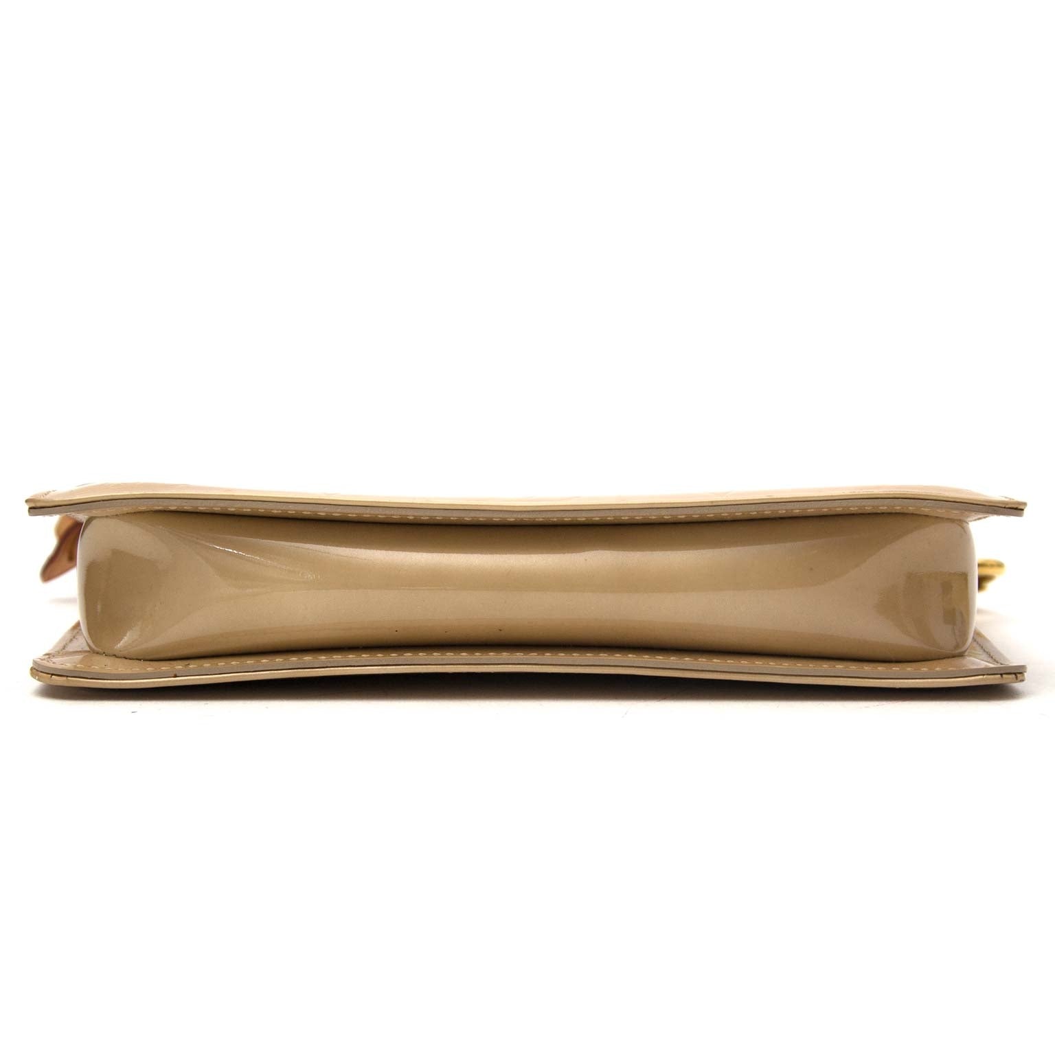 Louis Vuitton Beige Vernis Lexington Pochette Buy authentic secondhand Louis Vuitton bags at the right price at Labellov vintage designer webshop. Safe and secure online shopping. Koop authentieke tweedehands Louis Vuitton tassen bij LabelLOV webwinkel
