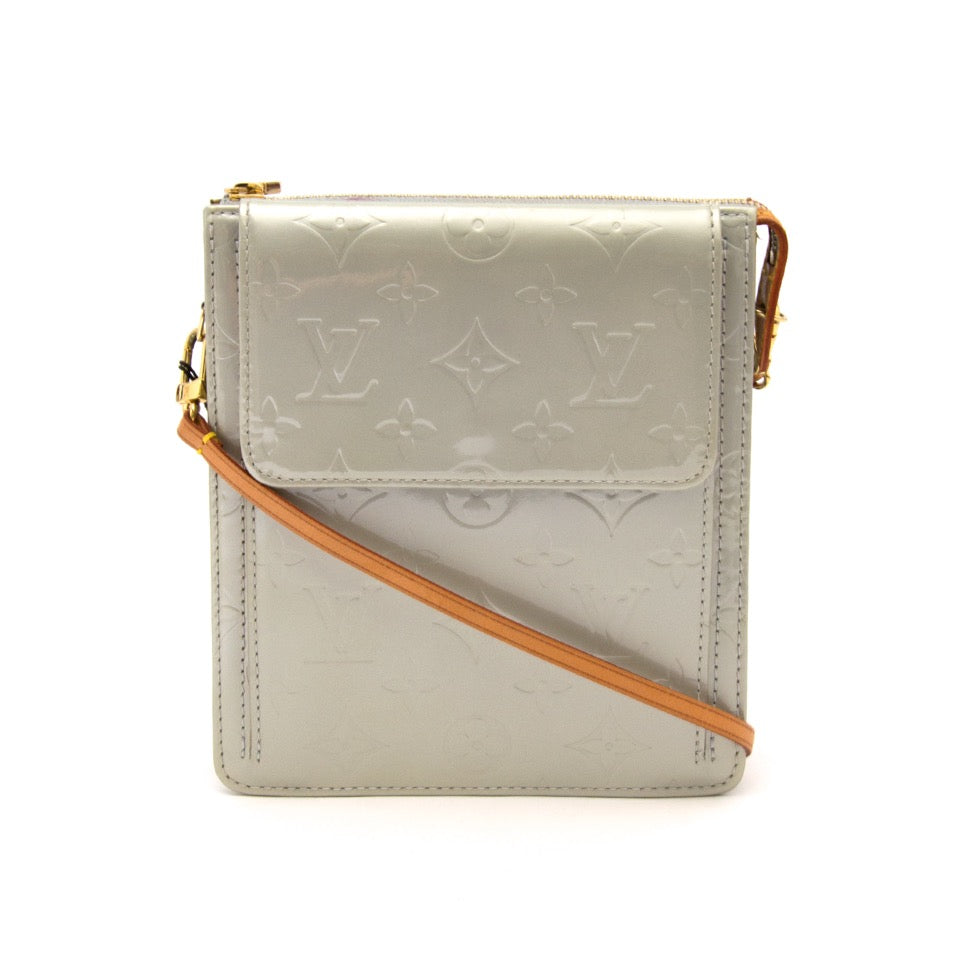 Buy authentic Louis Vuitton Mott Patent Leather Gris Monogram Handbag at the right price at LabelLOV vintage webshop. Luxe, vintage, fashion. Safe and secure online shopping. Antwerp, Belgium.