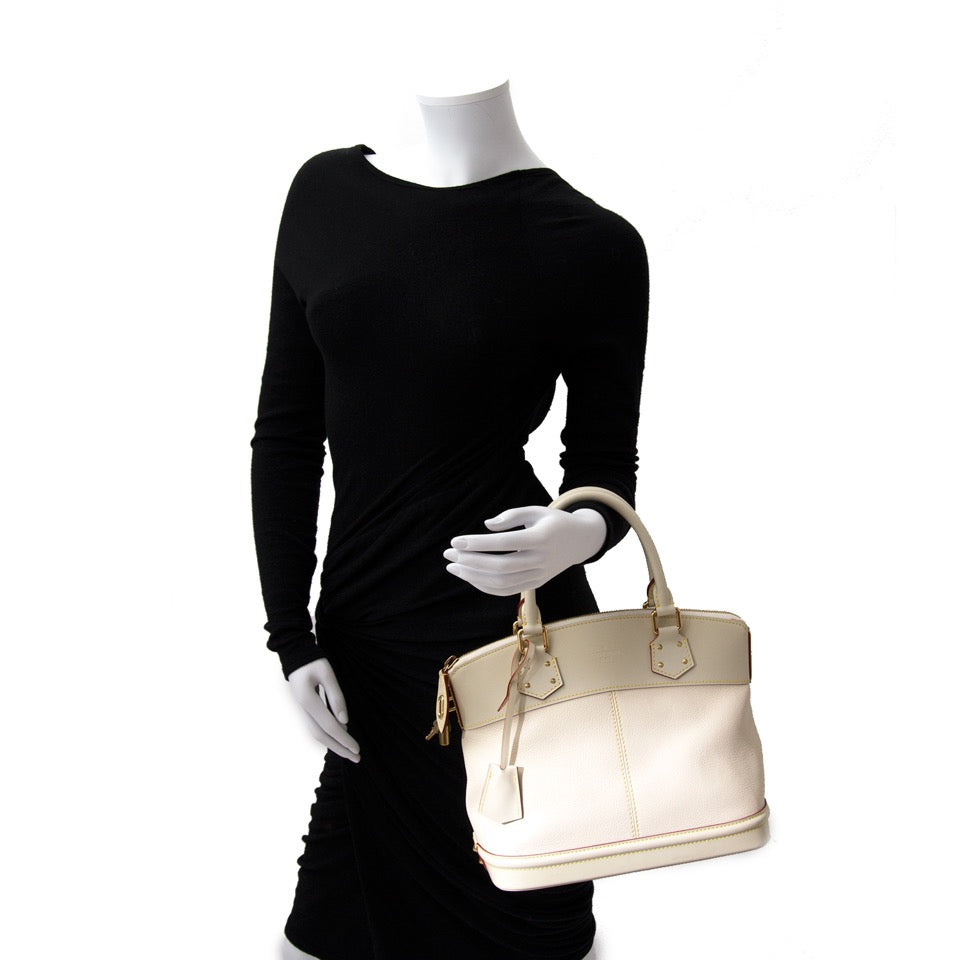 Authentieke Louis Vuitton lockit gm bag voor de juiste prijs bij LabelLOV vintage webshop. Delvaux Dark Blue Clutch. Veilig online winkelen. Luxe, vintage, mode. Antwerpen, België.