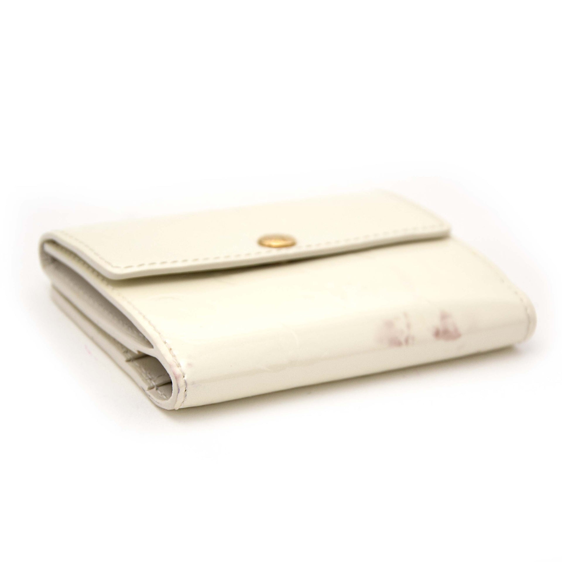 Koop nu veilig online jouw tweedehands Louis Vuitton White Monogram Vernis Elise Wallet op labellov.com