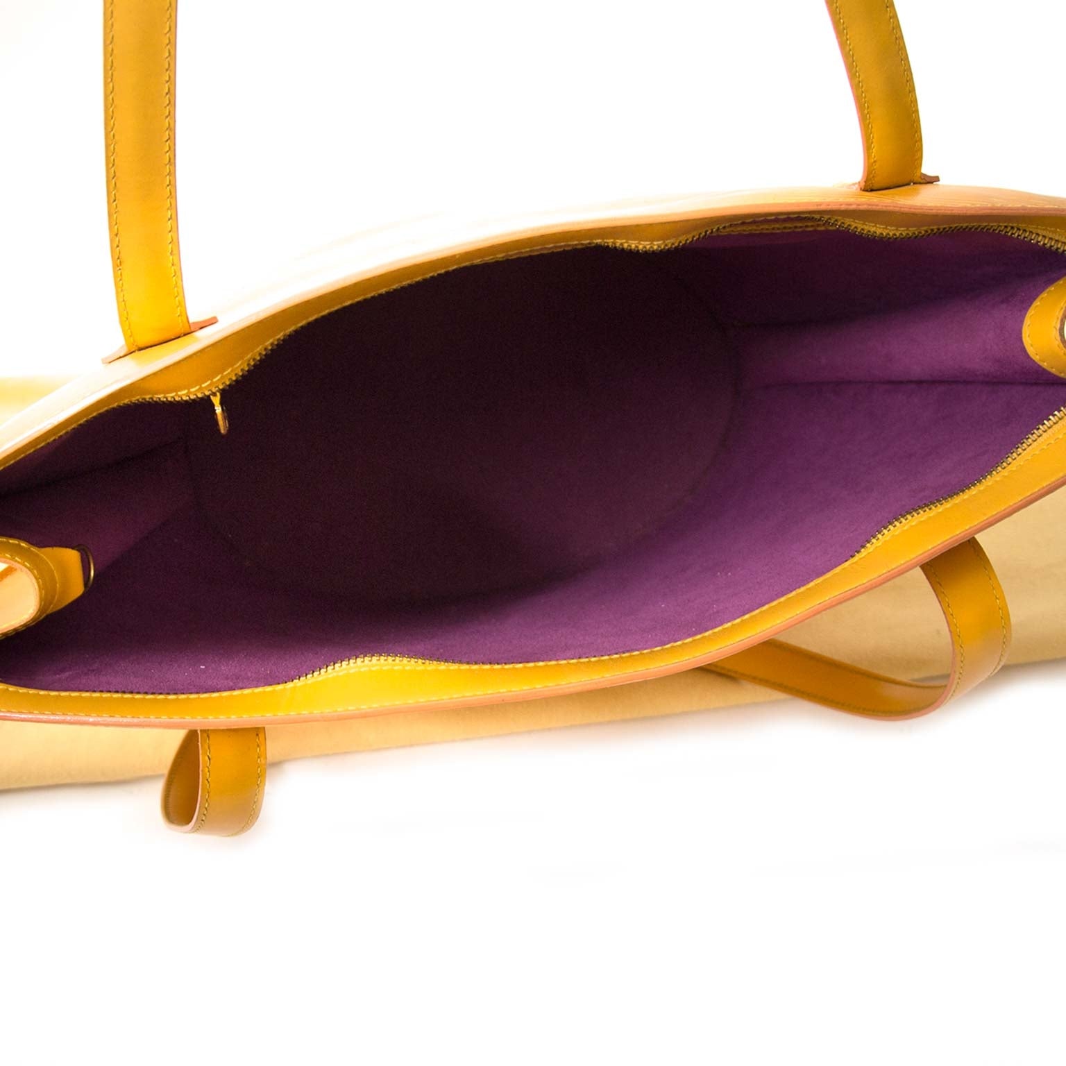 Bent u op zoek naar een authentieke Louis Vuitton Yellow Epi Leather Saint Jacques Shoulder Bag?