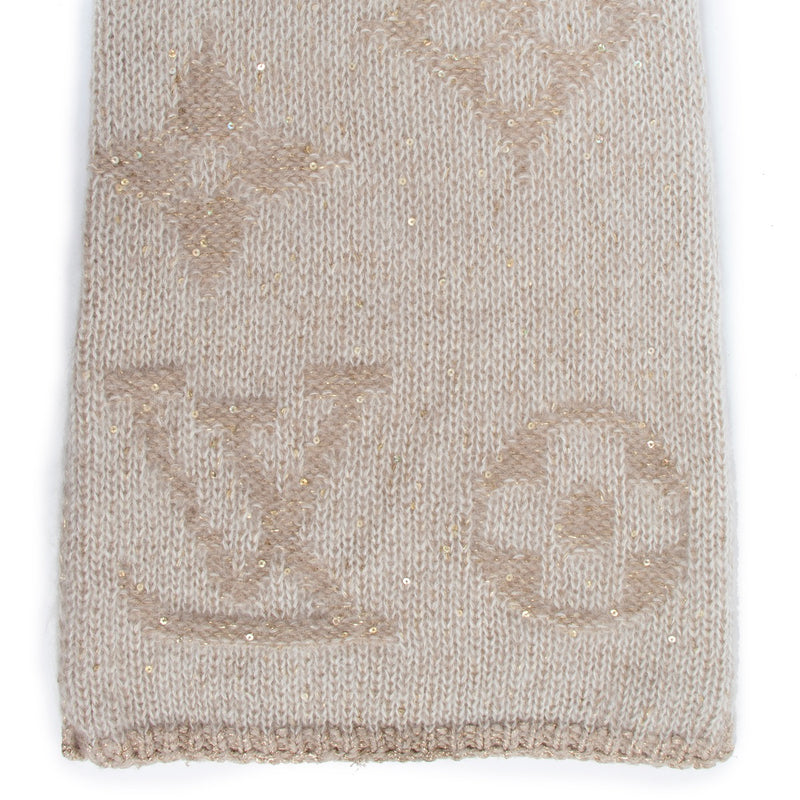 Shop safe online at Labellov in Antwerp this 100% authentic second hand Louis Vuitton Beige Scarf