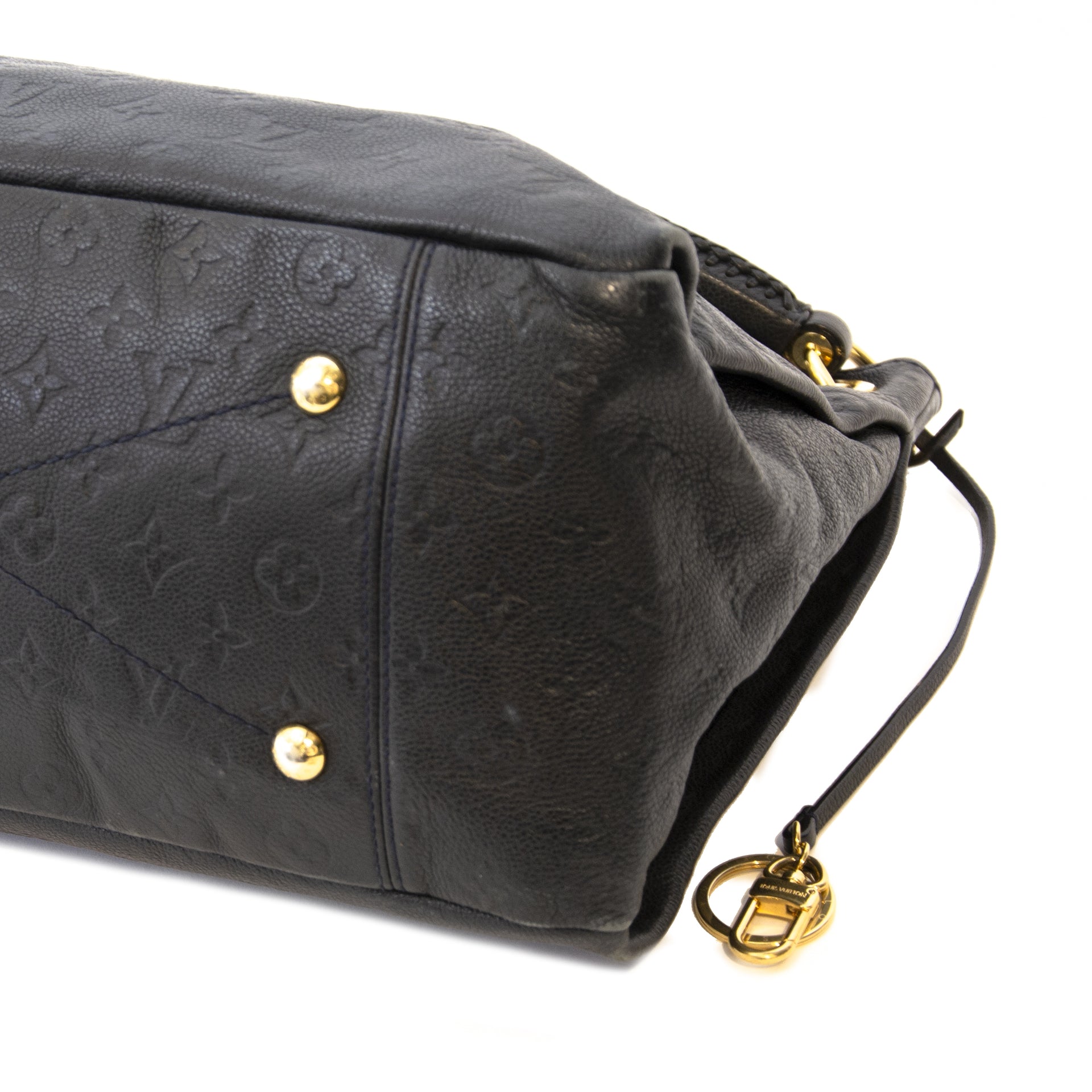 Secondhand Louis Vuitton bags at Labellov. Safe online shopping at a fair price.