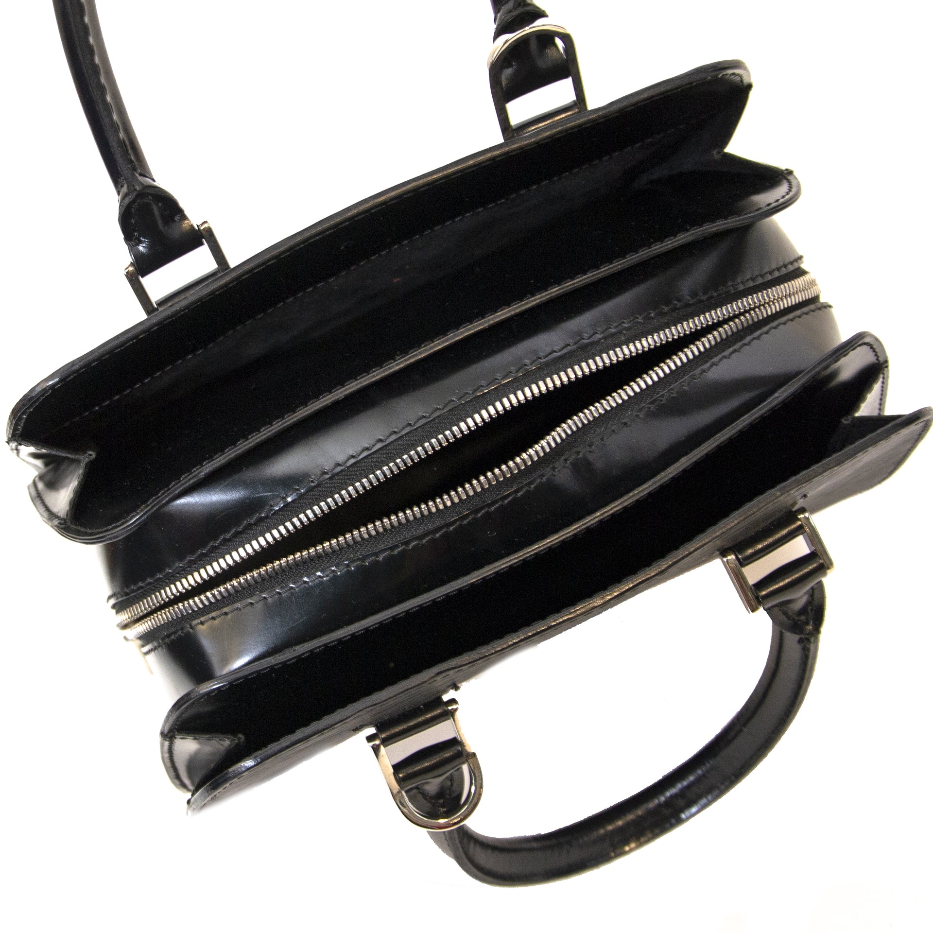 Buy and sell vintage handbags and fashion accessories at Labellov Antwerp. Koop en verkoop handtassen bij Labellov Antwerpen, webshop en winkel. Betaal veilig en eerlijk. Vente et achat de sac a mains vintage.