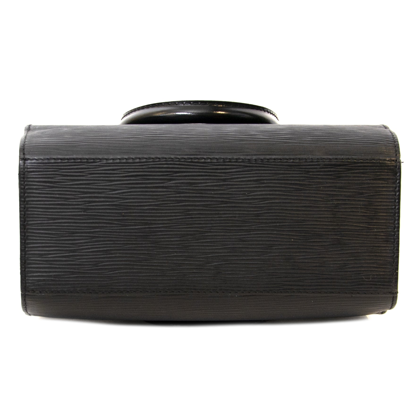 Buy and sell vintage handbags and fashion accessories at Labellov Antwerp. Koop en verkoop handtassen bij Labellov Antwerpen, webshop en winkel. Betaal veilig en eerlijk. Vente et achat de sac a mains vintage.
