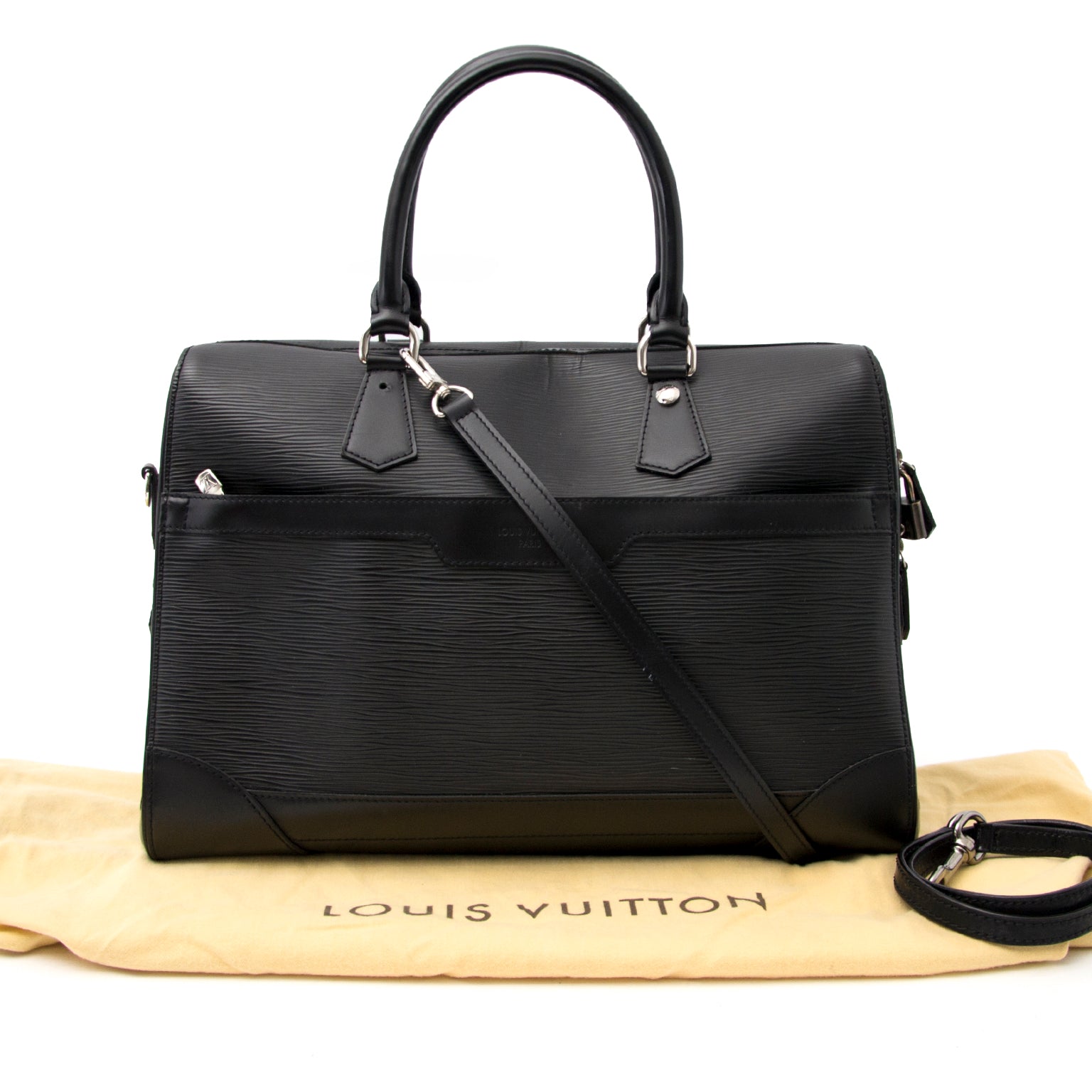Koop nu veilig op www.labellov.com een tweedehands Louis Vuitton Bassano aktetas in perfecte staat, aan de beste prijs.