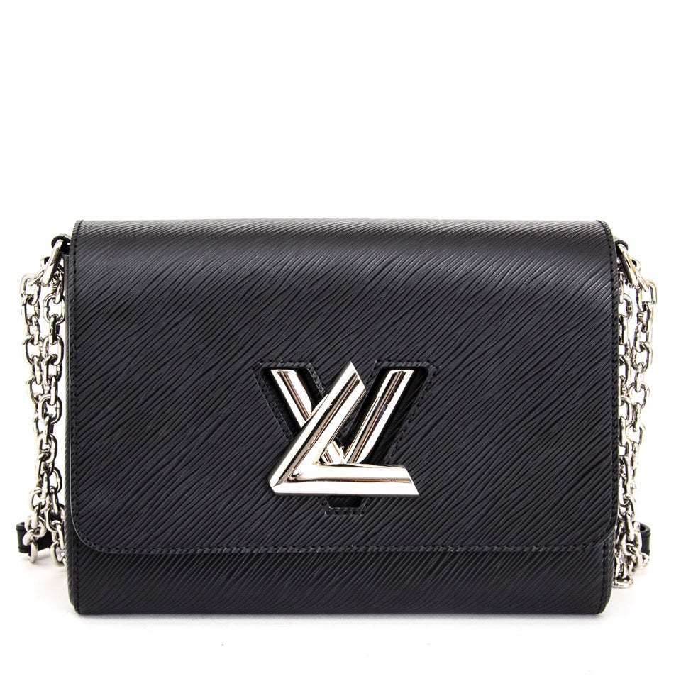 Authentieke Louis Vuitton Twist MM 23 zwart EPi voor de juiste prijs bij LabelLOV vintage webshop. Louis Vuitton twist epi black mm 23. Veilig online winkelen. Luxe, vintage, mode. Antwerpen, België.