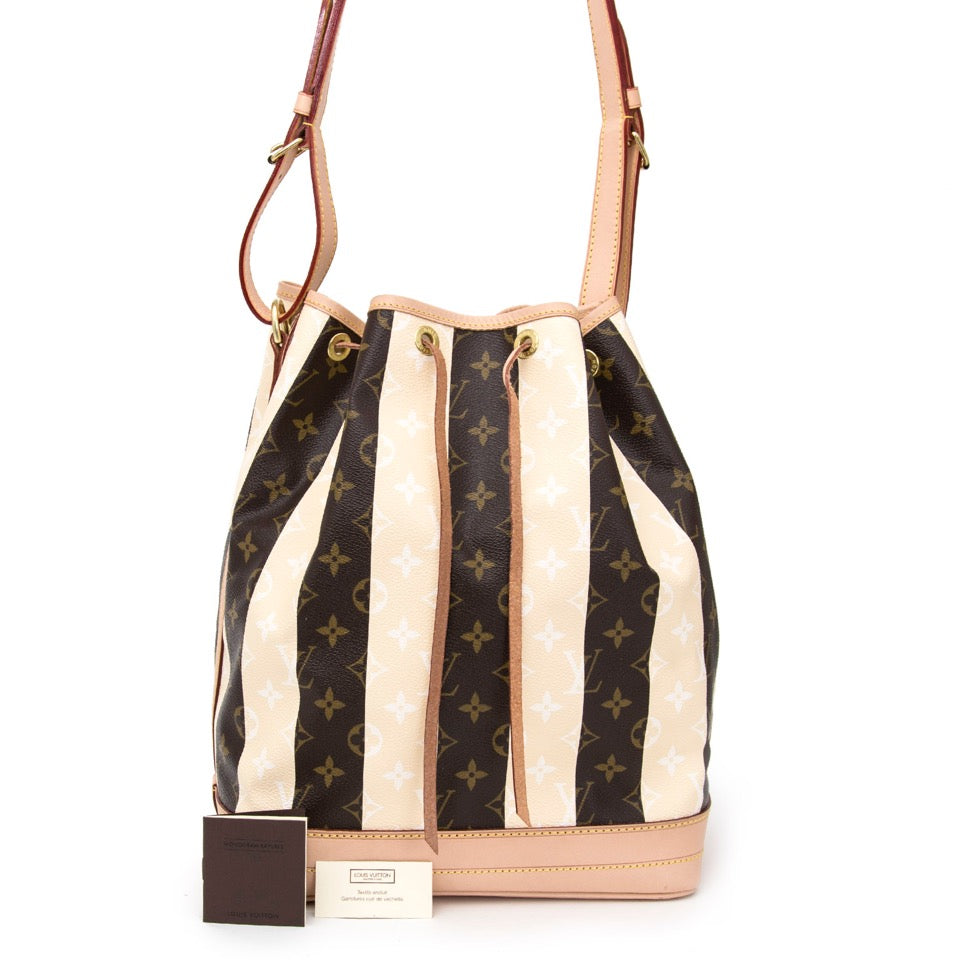 Authentieke Louis Vuitton Monogram Rayures Noé handtas voor de juiste prijs bij LabelLOV vintage webshop. Louis Vuitton Monogram Rayures Noé Bag. Veilig online winkelen. Luxe, vintage, mode. Antwerpen, België.
