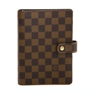Louis Vuitton Damier Ebene Medium Agenda Cover For the best price at LabelLov. Pour le meilleur prix à LabelLOV. Voor de beste prijs bij LabelLOV