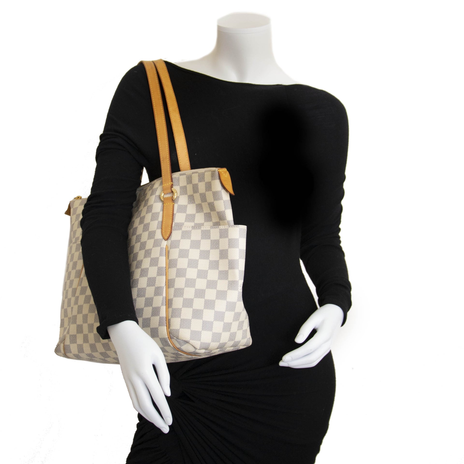 Louis Vuitton Damier Azur Totally MM Bag For the best price at LabelLov. Pour le meilleur prix à LabelLOV. Voor de beste prijs bij LabelLOV