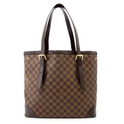 The best prices for the musthave itbags in Belgium or online, follow fashion trends and buy the fancy vintage bags at Labellov, worldwide shipping.