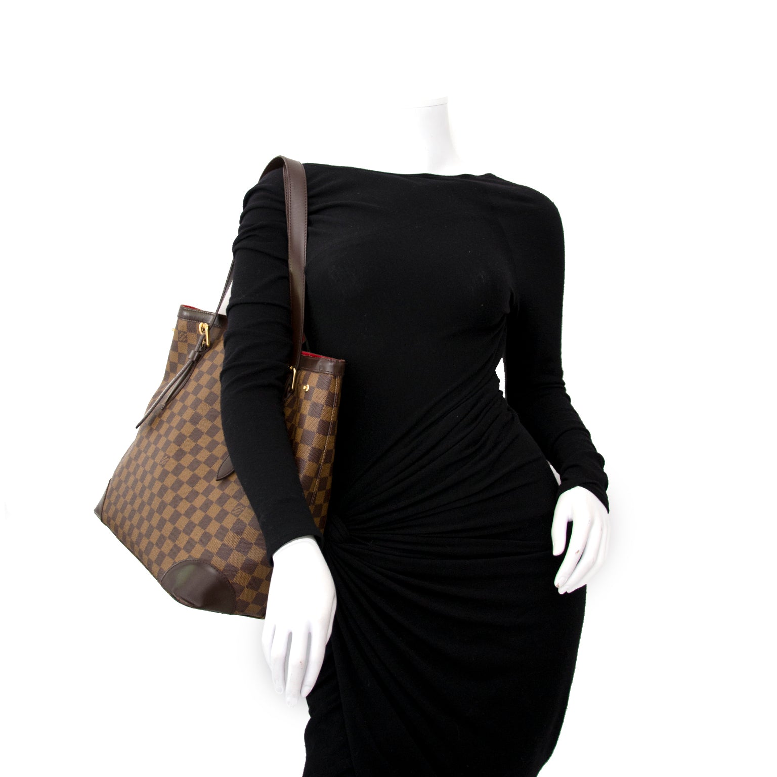Wereldwijde verzending en veilige betaling bij Labellov, de webshop voor designer items en vintage tassen, Labellov verkoopt de Louis Vuitton Damier Canvas Hampstead Tas aan een goeie prijs.