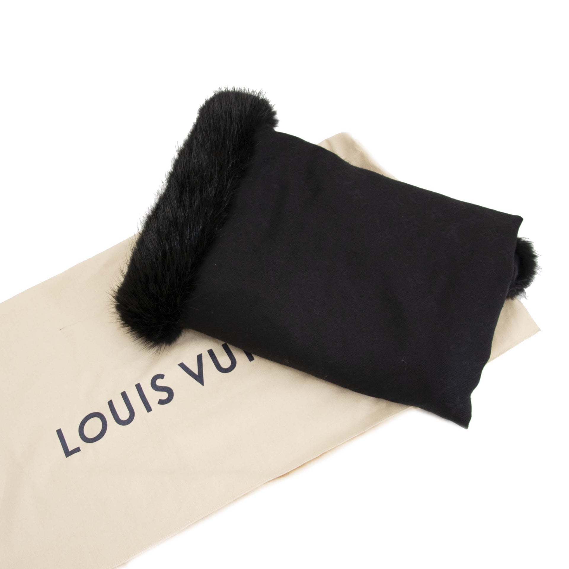 Bent u op zoek naar een authentieke Louis Vuitton Monogram V Fur Shawl in zwart? Koop deze bij Labellov tweedehands vintage in Antwerpen