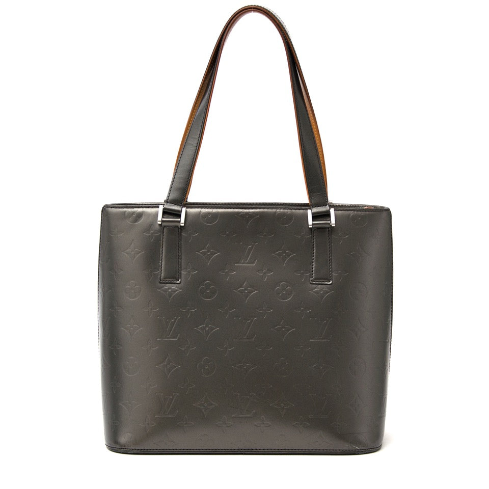 Authentieke louis vuitton houston mat grijs voor juiste prijs bij LabelLOV vintage webshop. second hand vintage louis vuitton housotn matte grey. Veilig online winkelen. Luxe, vintage, mode. Antwerpen, België.