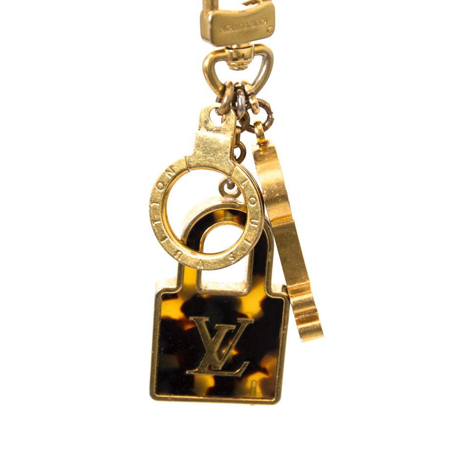 Authentieke Louis Vuitton Confidence Bag Charm & Key Holder voor de juiste prijs bij LabelLOV vintage webshop. Louis Vuitton Monogram Mini Lin Croissette Key Holder. Veilig online winkelen. Luxe, vintage, mode. Antwerpen, België.