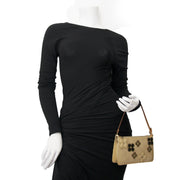 koop veilig online tegen de beste prijs Louis Vuitton Beige Lexington Fleurs Beige