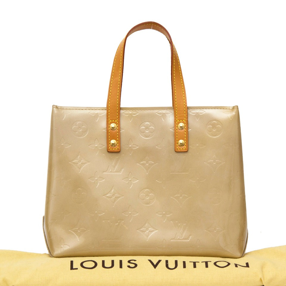 Authentieke Louis Vuitton Beige Vernis Rease PM voor de juiste prijs bij LabelLOV vintage webshop. Louis Vuitton Cream Vernis Reade. Veilig online winkelen. Luxe, vintage, mode. Antwerpen, België.
